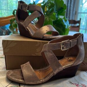 Women's Sandals Sz 7 in Shimmering Taupe by Sofft NWOT